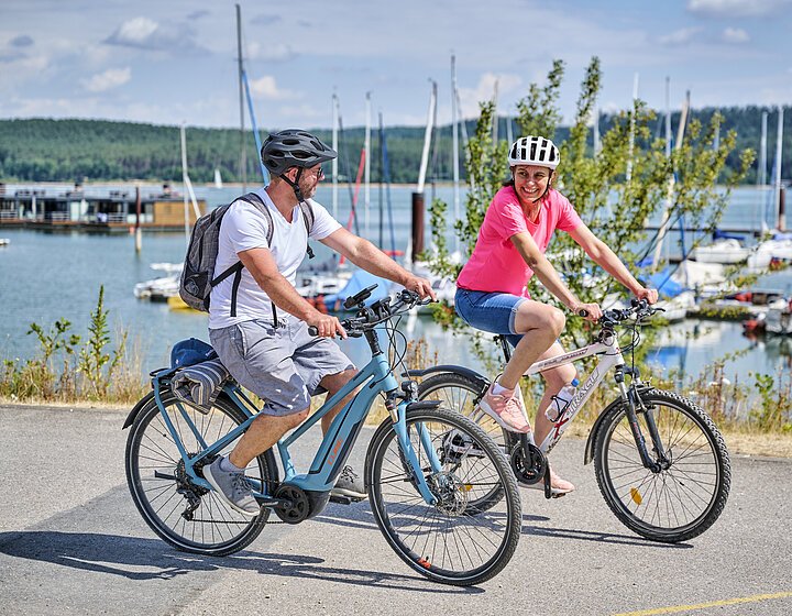 Das Bild zeigt Fahrradfahrer am See